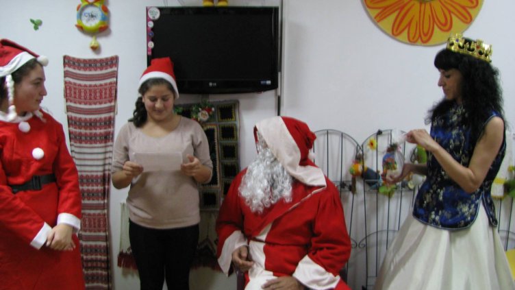 Деца със специални потребности посрещнаха дядо Коледа с песни и стихотворения