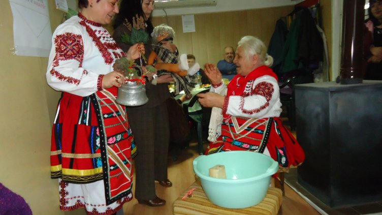 Вярва се, че на Бабинден водата, минала през бабините ръце, притежава пречистваща сила.