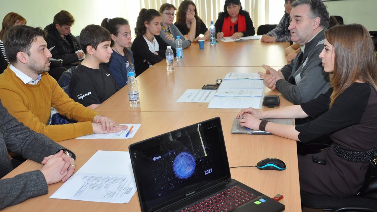 ПО ВРЕМЕ НА СЪСТЕЗАНИЕТО ЩЕ ИМА ИНТЕРЕСНИ презентации за космическите отпадъци и предложение за справяне с проблема. Снимка ПЛАМЕН ГУТИНОВ