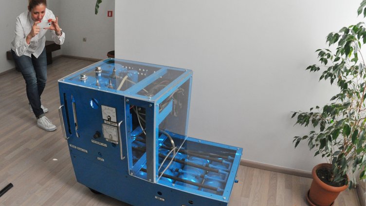 ГЕНЕРАТОРЪТ на именития ни съгражданин, който вече е част от експозицията на Военноморския ни музей.