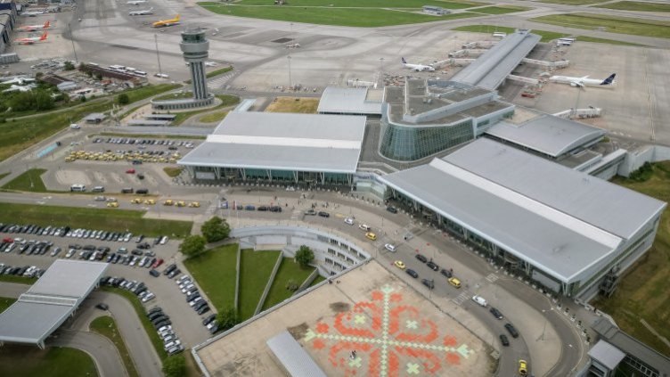 Таксиметрови шофьори блокираха входа и изхода на Летище "София"