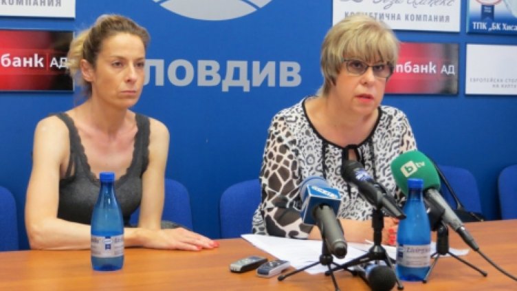 Арестуваха съпругата на полицая с убитите родители
