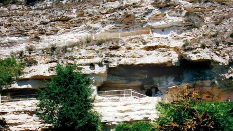 Тайни тунели крият съкровища в скалите край Варна