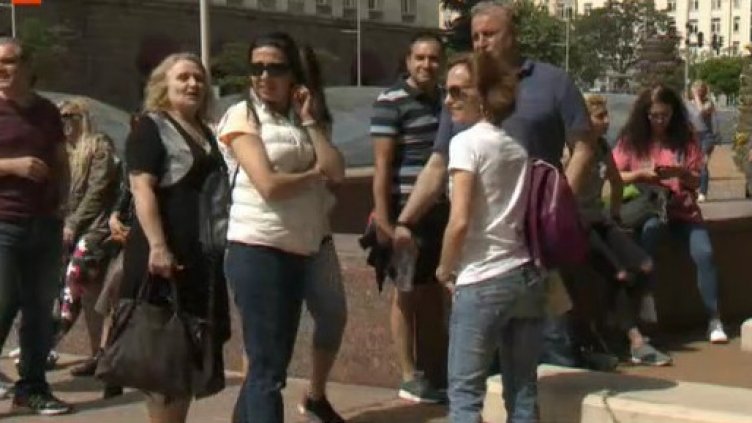 Военни и волнонаемни пиха кафе и вода пред МС