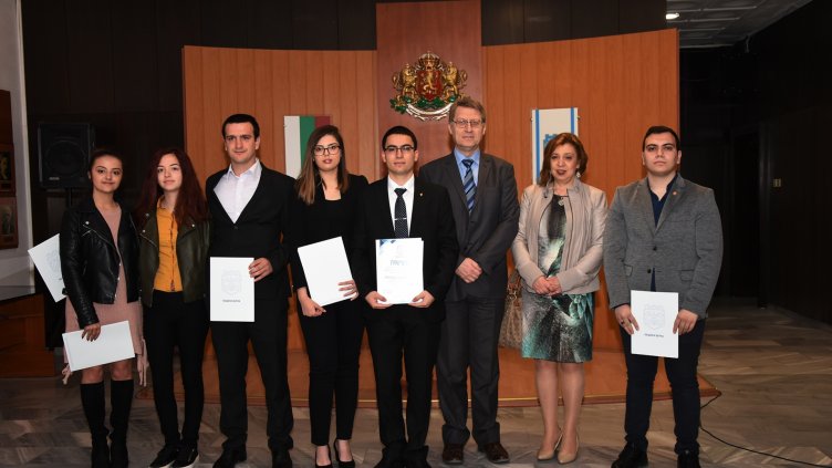 Наградиха студентите от ВСУ, участвали в кампанията срещу ало измамите