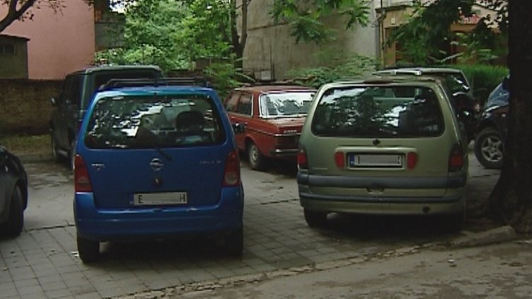 Тротоарите – безплатни паркинги, пешеходците – на улицата