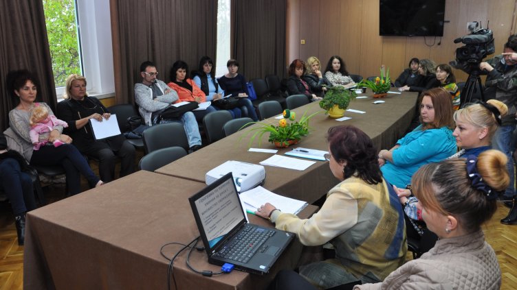 Учители запознаха родители с обучението на децата с множество увреждания