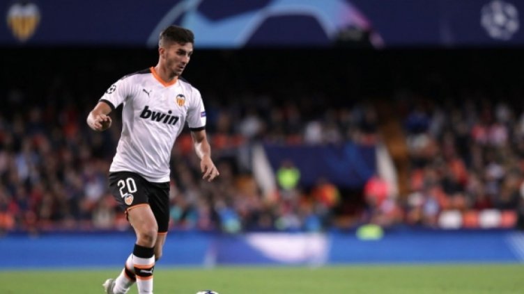 Задава се "битката на титаните" за "прилеп"  