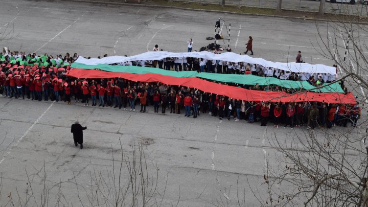 Българското знаме от хора направиха варненските ученици от ГПЧЕ "Йоан Екзарх"