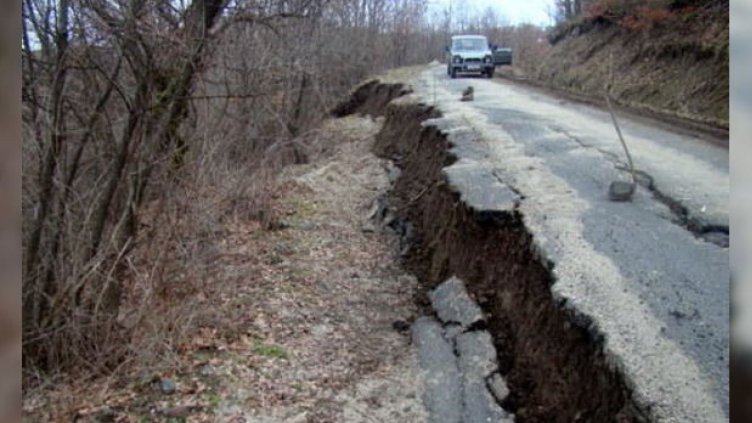 Път пропадна заради свлачище