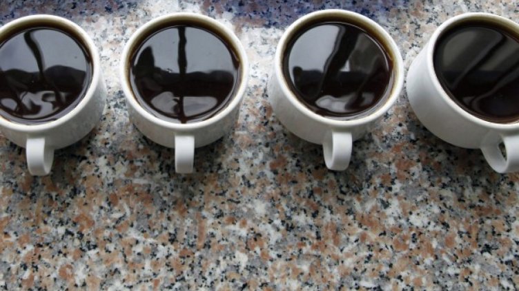 Грък замери 2-годишно българче с вряло кафе