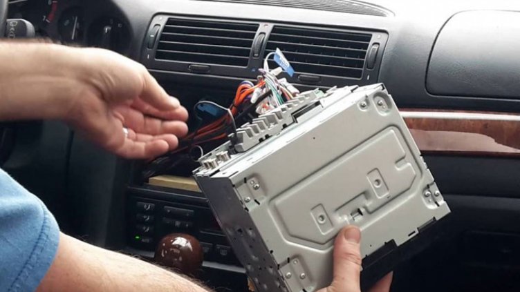 Варненец открадна плеър от отключен автомобил