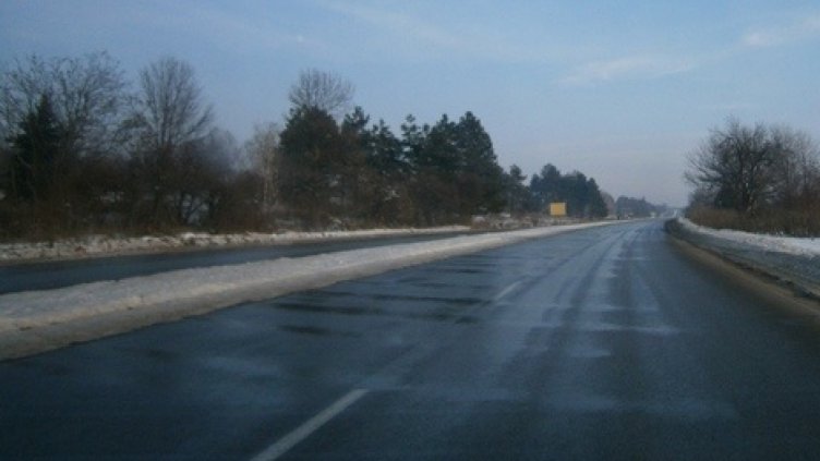Пътищата са мокри и заскрежени