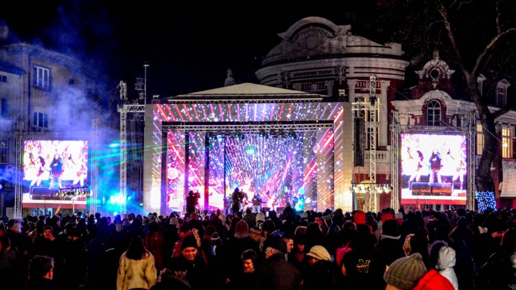 Варненци празнуваха Нова година на пл.&quot;Независимост&quot; (СНИМКИ)