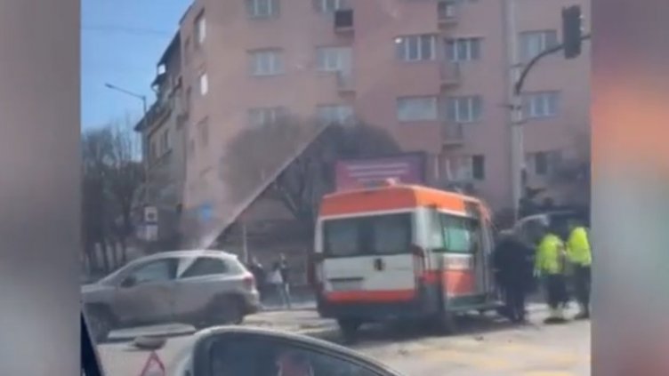 Баба с джип блъсна линейка, вътре имало майка с бебе (ВИДЕО)