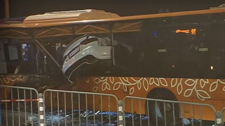 Кола влезе в автобус през прозореца в София (ВИДЕО)