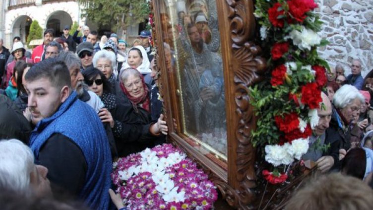 Традиция от стотици години: Изнесоха Богородица от Бачково