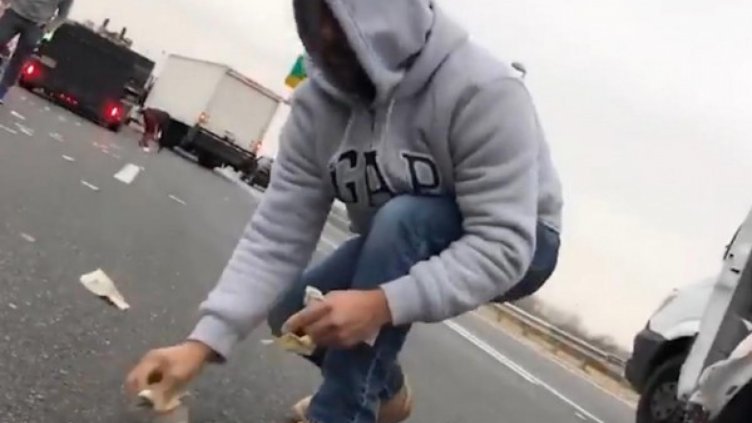 Треска за пари: Разпилени банкноти по магистрала (ВИДЕО)