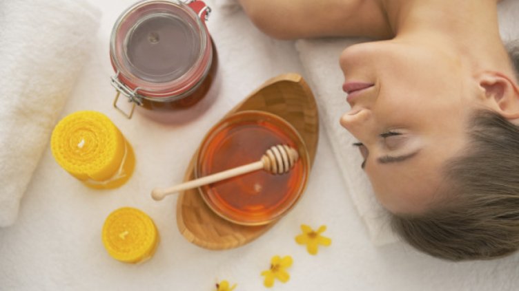 Медът почиства кожата и гони акнетo
