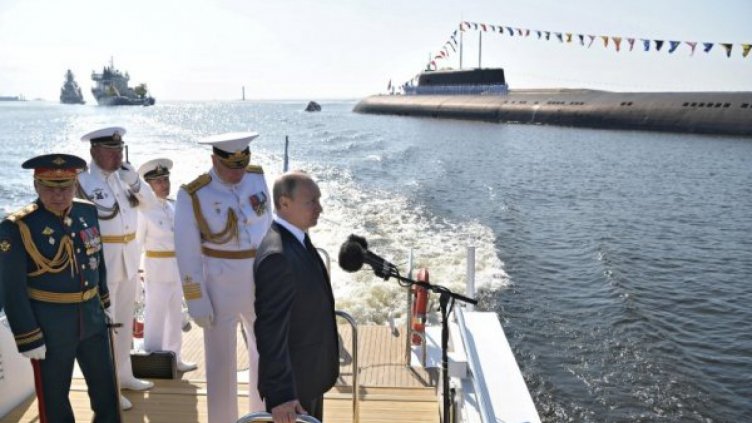 Далеч от безредиците в Москва: Путин на военноморски парад
