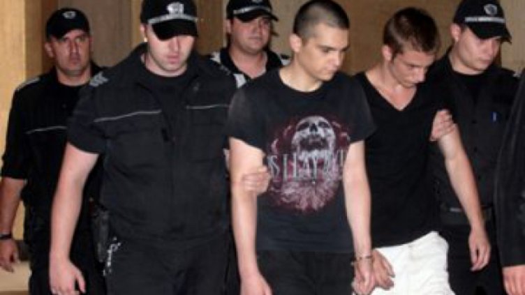 Съдът решава ще останат ли в затвора насилниците на 3-годишния Еци?