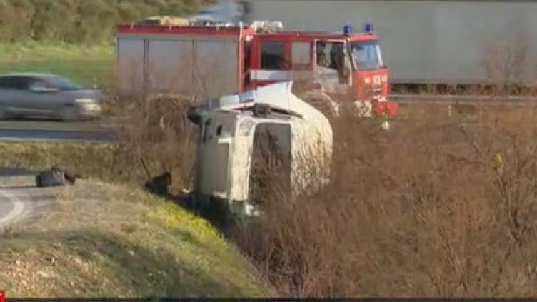 Задържаха трима румънци за ПТП-то с обърнатия бус