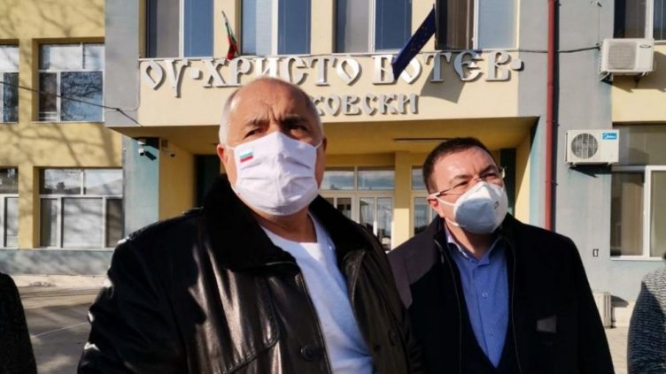 Ангелов: Едва 3 класа се връщат присъствено, само при спад на заболеваемостта (ВИДЕО)