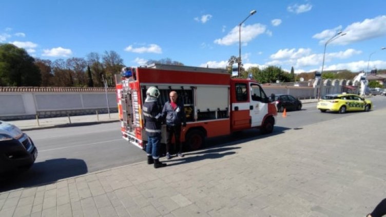 Пожар пламна в голям търговски център във Варна