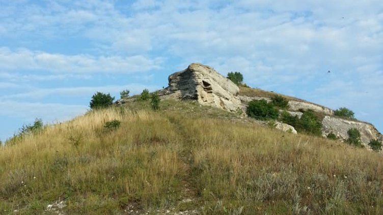 Скален манастир изградиха лесничеи край Провадия
