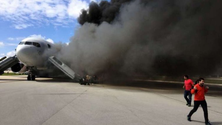 Пътнически самолет се запали при кацане в Перу 