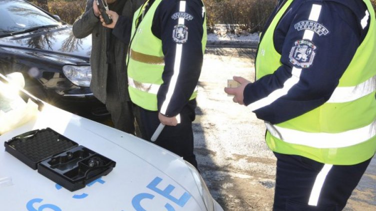 Тежка дрямка: Пиян заспа на светофар, чакал зелен сигнал