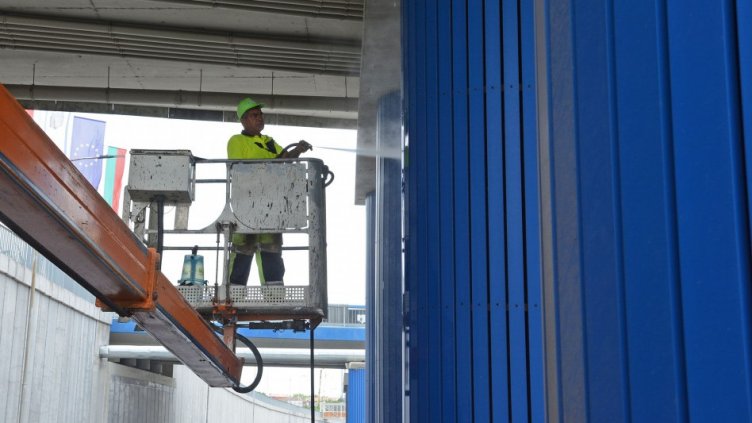 Мият колоните по бул. „Васил Левски“ във Варна