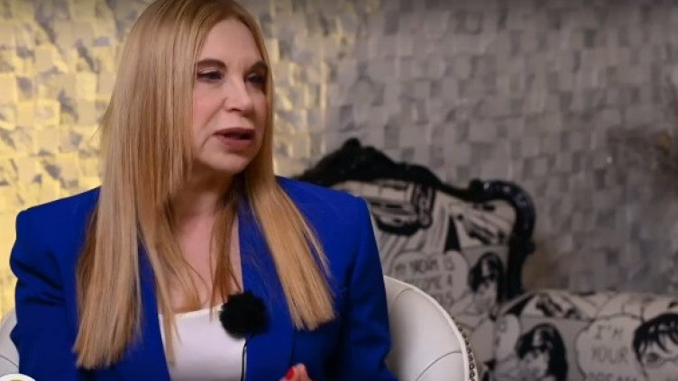 Гадателката на Берлускони: Жена ще е премиер, K&A ще се разделят (ВИДЕО)