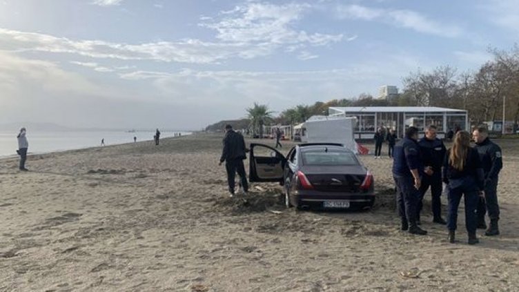 Кола заседна на плажа в Бургас