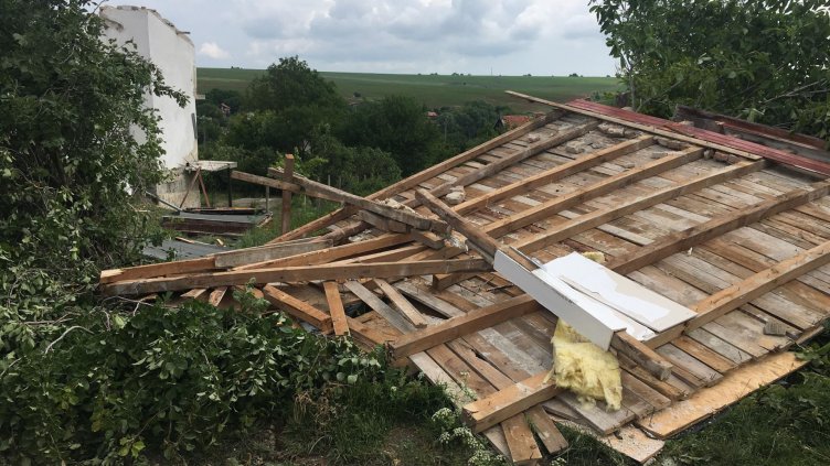 Торнадо мина през Куманово, хората са в ужас (СНИМКИ)