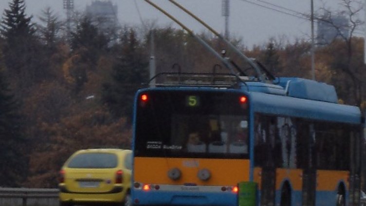 Спират тролей 83