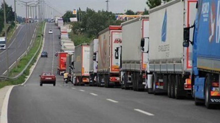 От 14 ч. до 20 ч. се ограничава движението на камионите по най-натоваренитe пътища