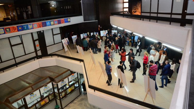 Изложба показва талантите на младежи със специални потребности