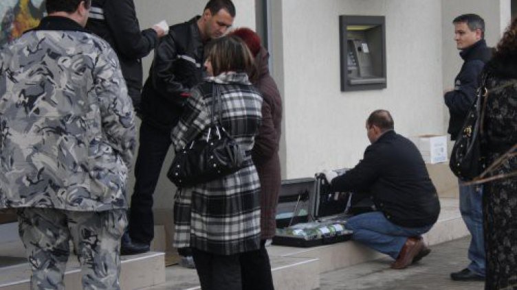 Разбиха и обраха банков клон в Летница