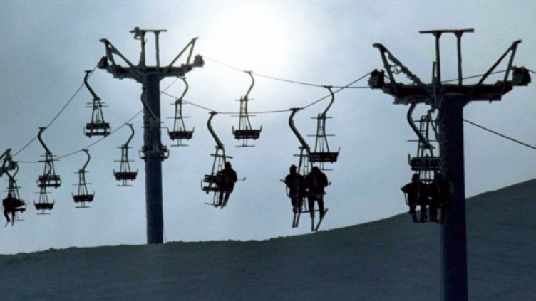 Туристи са блокирани на седалков лифт край Добринище