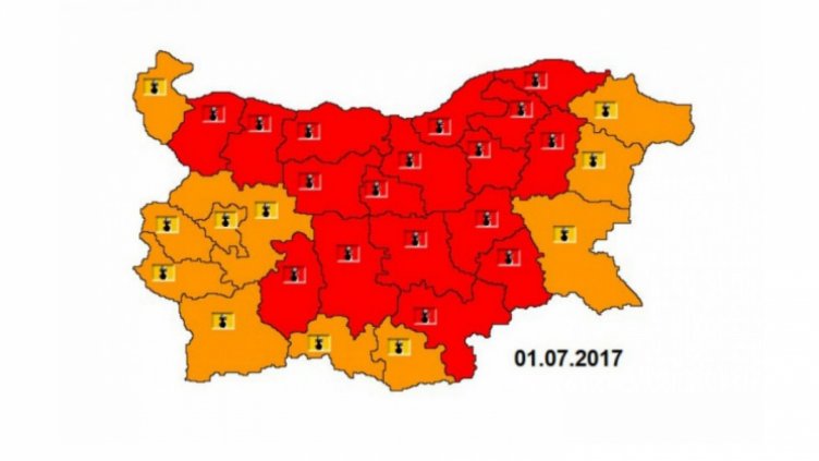 Червен код за опасно горещо време е обявен в 17 области 