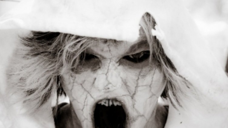 Хотел връзва гостите си. Кара ги да спят в клетки