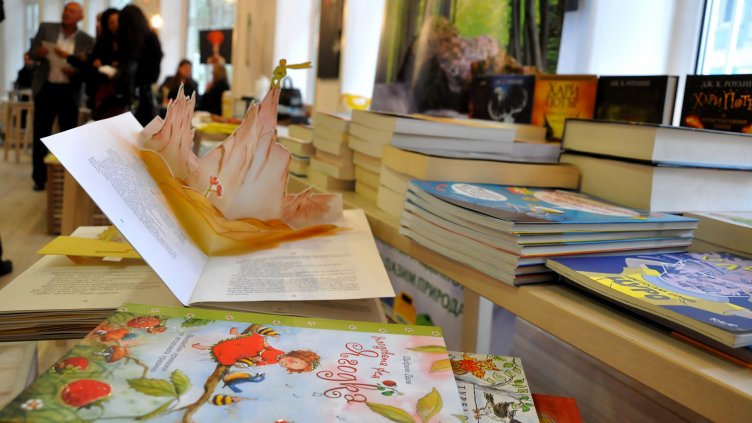 НЯКОИ ОТ НАЙ-НОВИТЕ КНИГИ ще са на разположение безплатно за варненските деца и младежи. Снимка ПЛАМЕН ГУТИНОВ