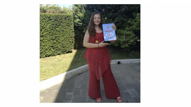 Мойра Янкова с грамотата за победата. Снимка ЛИЧЕН АРХИВ