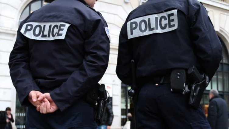 Мъж намушка с нож полицайка в Тулуза