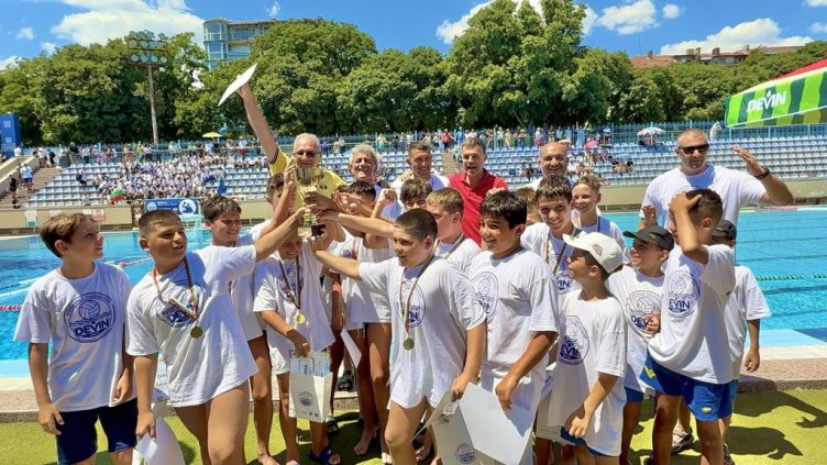 "Комодор" спечели благотворителния турнир по водна топка във Варна