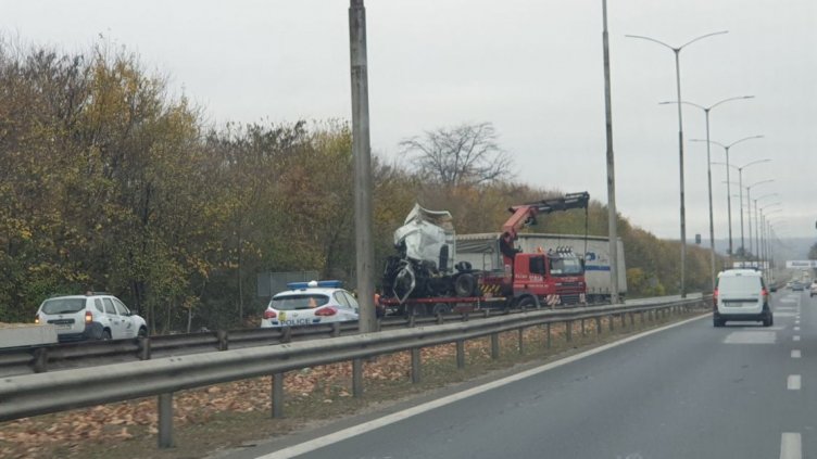 Катастрофирал камион затвори за часове АМ „Хемус” при входа на Варна