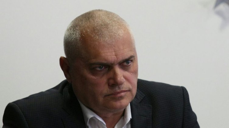 Министър Радев за избягалия затворник: Гоним го
