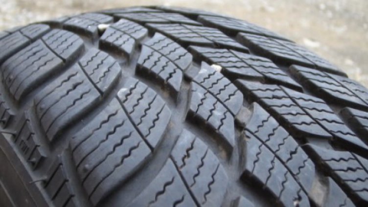 КЗП: Опасни автомобилни гуми на българския пазар не са открити