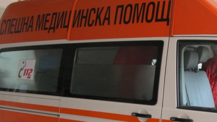 Бус премаза пешеходка, подхлъзнала се на пътя